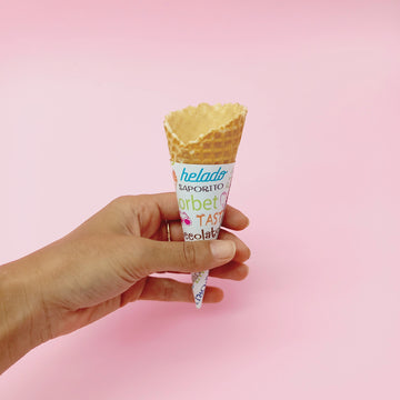 Cono di carta per cono gelato con stampa parole, retto da una mano